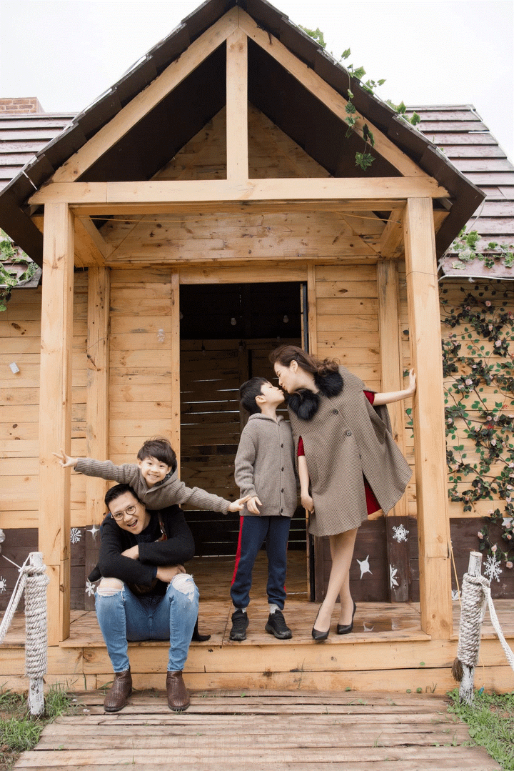 MC Đan Lê hạnh phúc cùng chồng con tham gia lễ hội xuân - 6