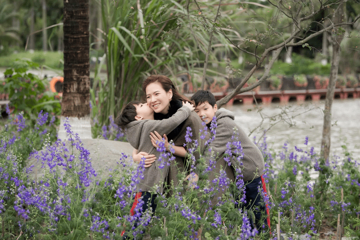 MC Đan Lê hạnh phúc cùng chồng con tham gia lễ hội xuân - 4