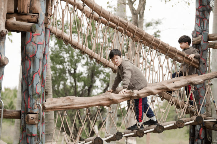 MC Đan Lê hạnh phúc cùng chồng con tham gia lễ hội xuân - 7