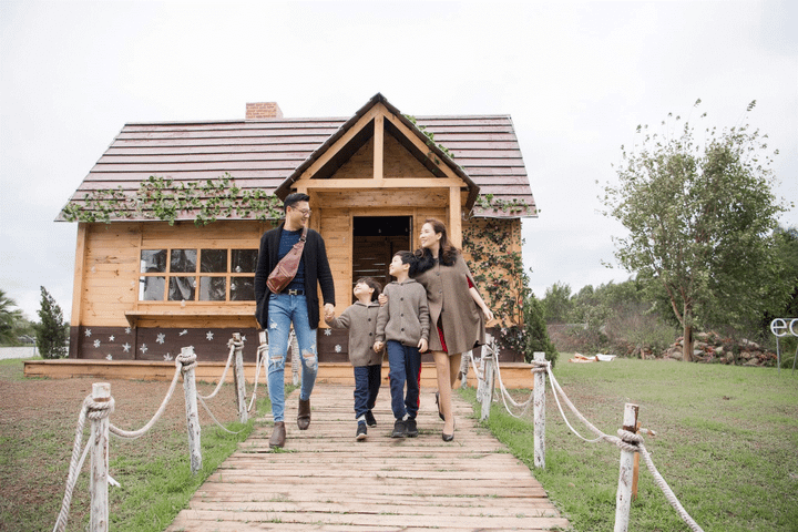 MC Đan Lê hạnh phúc cùng chồng con tham gia lễ hội xuân - 5