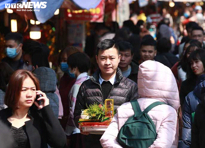 Phủ Tây Hồ chật kín dòng người đến lễ vào giữa trưa - 3