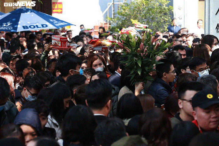 Phủ Tây Hồ chật kín dòng người đến lễ vào giữa trưa - 2