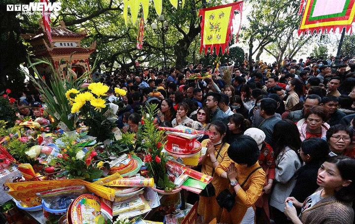 Phủ Tây Hồ chật kín dòng người đến lễ vào giữa trưa - 5