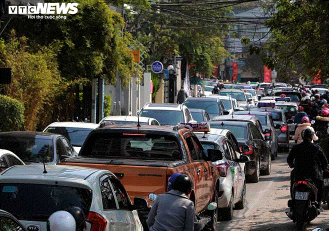 Phủ Tây Hồ chật kín dòng người đến lễ vào giữa trưa - 6