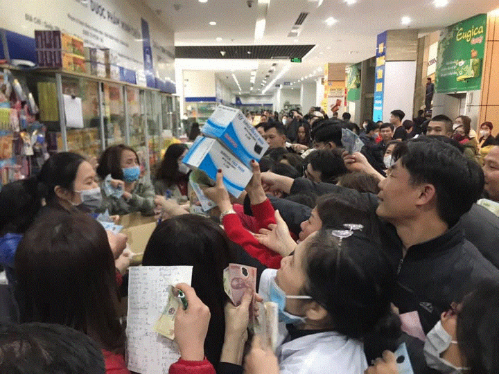 Hà Nội: Hai phút, 100 hộp khẩu trang phòng chống virus corona được 'thổi bay' - 5