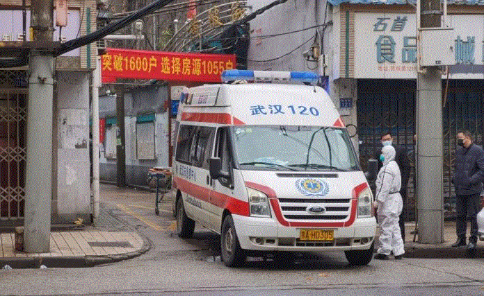 Ám ảnh cảnh người đàn ông đeo khẩu trang chết nằm giữa phố hoang vắng ở Vũ Hán - 1