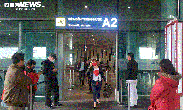 Ảnh: Cảnh tượng hiếm thấy tại sân bay Việt Nam giữa đại dịch virus corona - 12