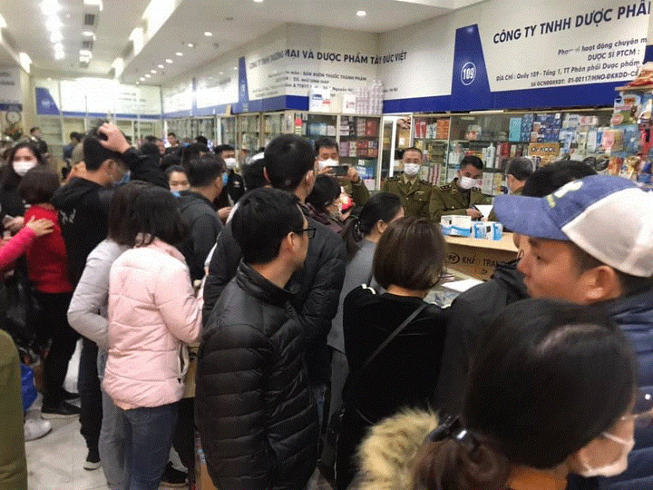 Hà Nội: Hai phút, 100 hộp khẩu trang phòng chống virus corona được 'thổi bay' - 3