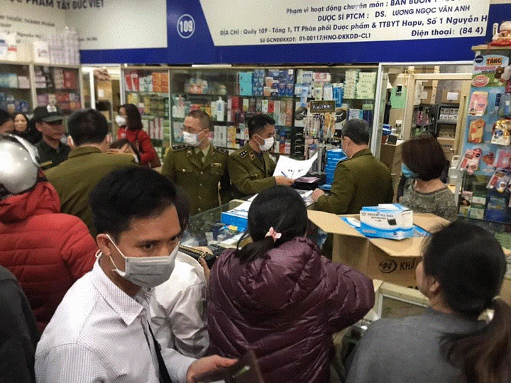 Hà Nội: Hai phút, 100 hộp khẩu trang phòng chống virus corona được 'thổi bay' - 4