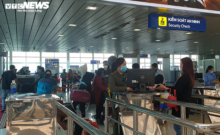 Ảnh: Cảnh tượng hiếm thấy tại sân bay Việt Nam giữa đại dịch virus corona - 17