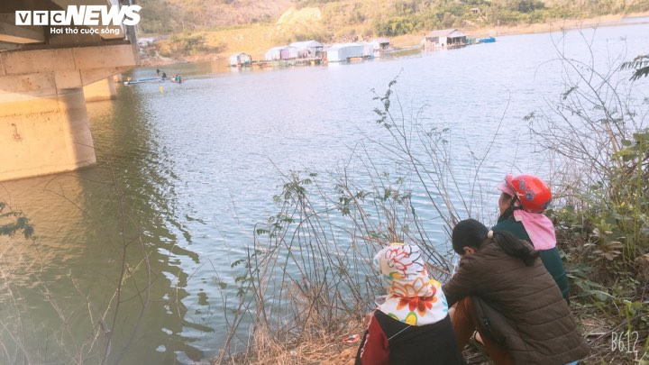 Tìm kiếm người đàn ông nhảy xuống lòng hồ thủy điện tự tử - 1