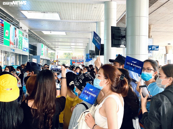 TP.HCM: Bất chấp đại dịch corona, giới trẻ vẫn hò hét, chen nhau ở sân bay đón sao Hàn - 2