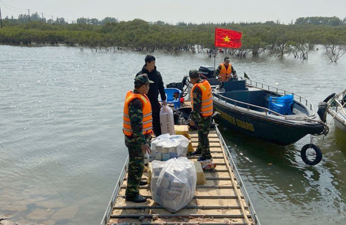 Biên phòng Quảng Ninh bắt giữ người đàn ông xuất lậu gần 9.000 khẩu trang y tế - 1
