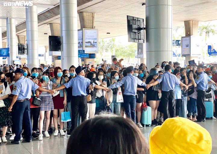 TP.HCM: Bất chấp đại dịch corona, giới trẻ vẫn hò hét, chen nhau ở sân bay đón sao Hàn - 5