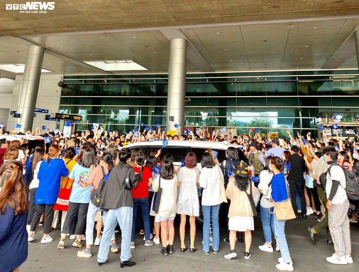 TP.HCM: Bất chấp đại dịch corona, giới trẻ vẫn hò hét, chen nhau ở sân bay đón sao Hàn - 10