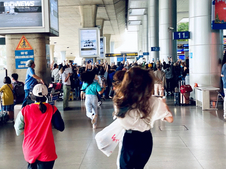TP.HCM: Bất chấp đại dịch corona, giới trẻ vẫn hò hét, chen nhau ở sân bay đón sao Hàn - 8