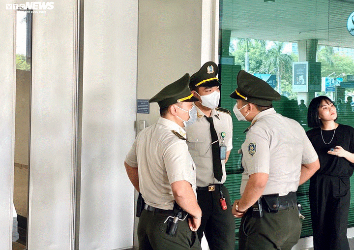 TP.HCM: Bất chấp đại dịch corona, giới trẻ vẫn hò hét, chen nhau ở sân bay đón sao Hàn - 6