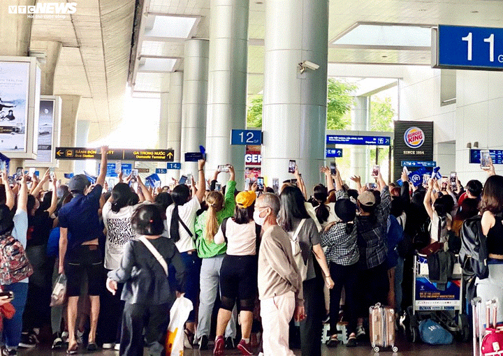 TP.HCM: Bất chấp đại dịch corona, giới trẻ vẫn hò hét, chen nhau ở sân bay đón sao Hàn - 4