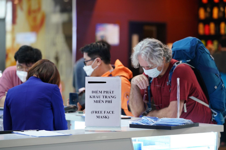 Cận cảnh khu kiểm soát, cách ly phòng chống virus corona tại sân bay Nội Bài - 8