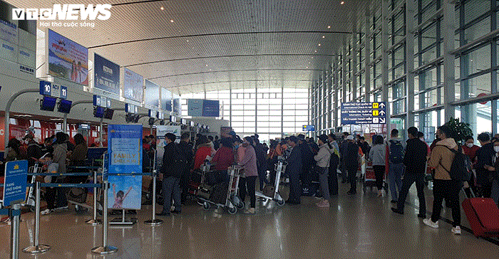 Ảnh: Cảnh tượng hiếm thấy tại sân bay Việt Nam giữa đại dịch virus corona - 19