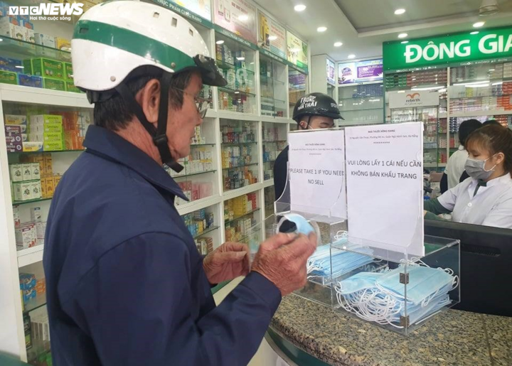 Người Đà Nẵng, Đắk Lắk phát khẩu trang miễn phí phòng virus corona - 3