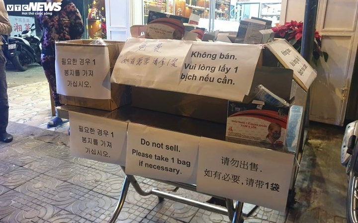 Người Đà Nẵng, Đắk Lắk phát khẩu trang miễn phí phòng virus corona - 2