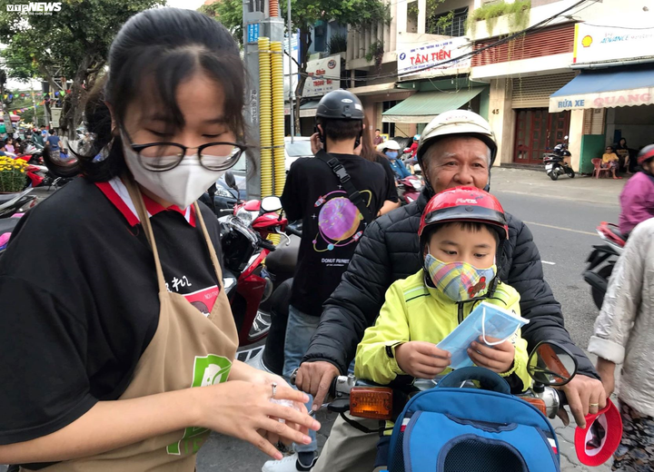 Người Đà Nẵng, Đắk Lắk phát khẩu trang miễn phí phòng virus corona - 1
