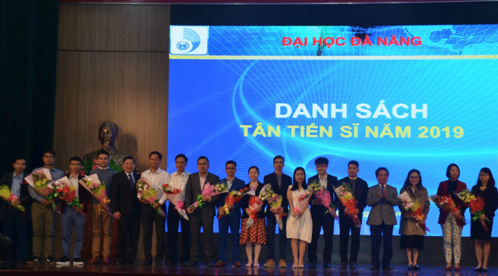 Đại học Đà Nẵng vinh danh 91 tân phó giáo sư và tiến sĩ - 2