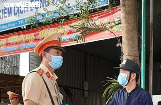 Người Đà Nẵng, Đắk Lắk phát khẩu trang miễn phí phòng virus corona - 4