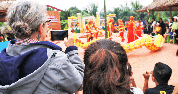 Du khách Tây xới đất trồng rau trong lễ hội ở làng rau 400 tuổi - 2