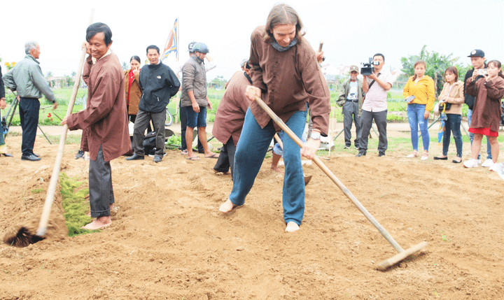 Du khách Tây xới đất trồng rau trong lễ hội ở làng rau 400 tuổi - 6