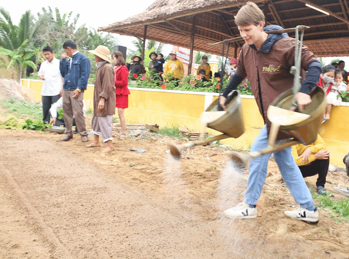 Du khách Tây xới đất trồng rau trong lễ hội ở làng rau 400 tuổi - 7