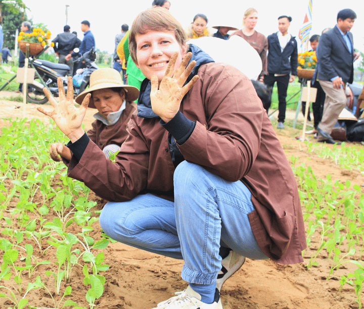 Du khách Tây xới đất trồng rau trong lễ hội ở làng rau 400 tuổi - 11