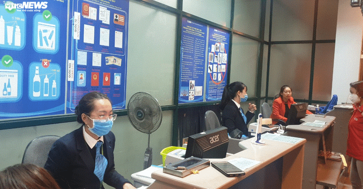 Ảnh: Khẩu trang ngập tràn sân bay Tân Sơn Nhất trong nỗi sợ corona - 4