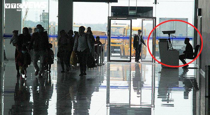Ảnh: Cảnh tượng hiếm thấy tại sân bay Việt Nam giữa đại dịch virus corona - 11