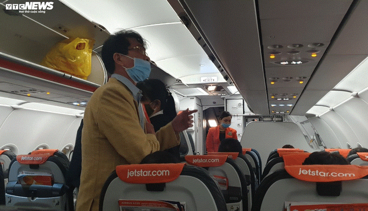 Ảnh: Khẩu trang ngập tràn sân bay Tân Sơn Nhất trong nỗi sợ corona - 6