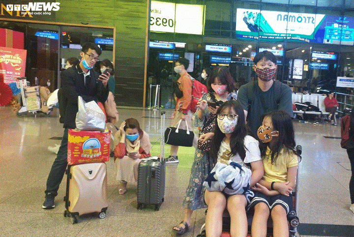 Ảnh: Khẩu trang ngập tràn sân bay Tân Sơn Nhất trong nỗi sợ corona - 12