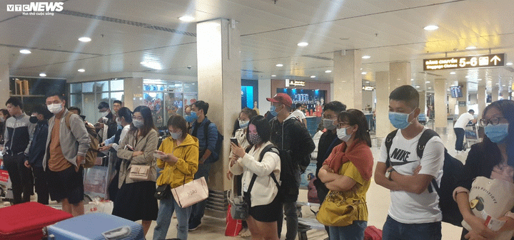 Ảnh: Khẩu trang ngập tràn sân bay Tân Sơn Nhất trong nỗi sợ corona - 9