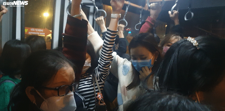 Ảnh: Khẩu trang ngập tràn sân bay Tân Sơn Nhất trong nỗi sợ corona - 11