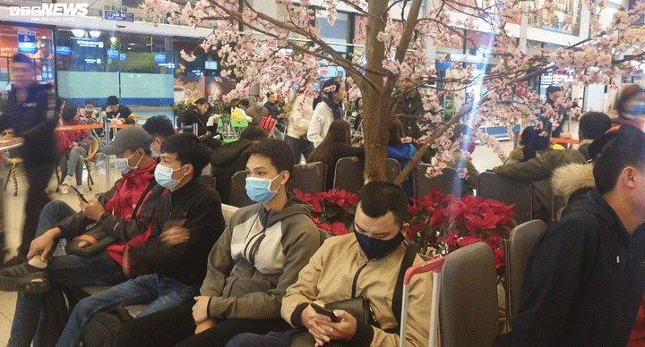 Ảnh: Khẩu trang ngập tràn sân bay Tân Sơn Nhất trong nỗi sợ corona - 10