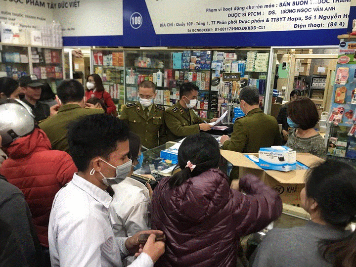 Phạt 5 quầy thuốc tại chợ Hapulico bán khẩu trang giá trên trời - 1