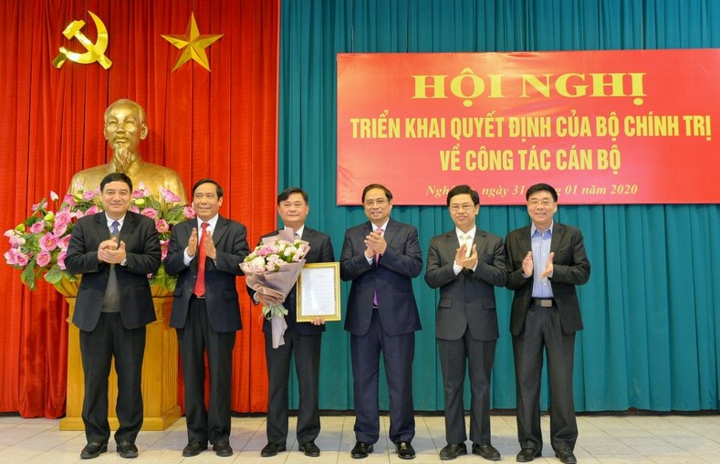Bộ Chính trị chuẩn y tân Bí thư Nghệ An - 1