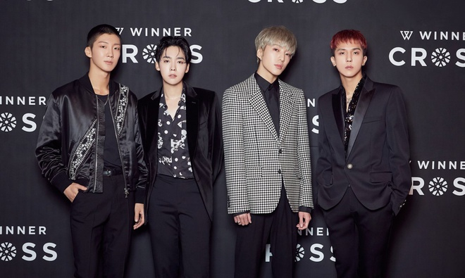 TP.HCM: Bất chấp đại dịch corona, giới trẻ vẫn hò hét, chen nhau ở sân bay đón sao Hàn - 11