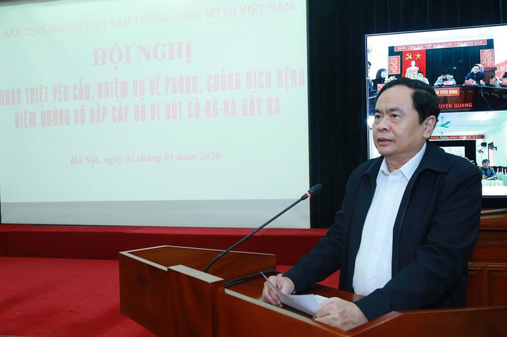 Chuyên gia: Đừng đổ xô đi mua khẩu trang y tế nữa, khẩu trang vải cũng ngăn được virus corona - 2