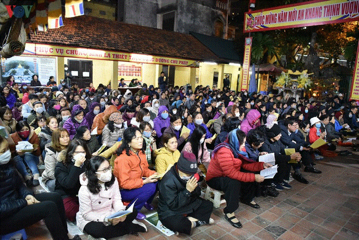 Cầu an đầu năm: Dân không ngồi lòng đường, đeo khẩu trang phòng corona - 6