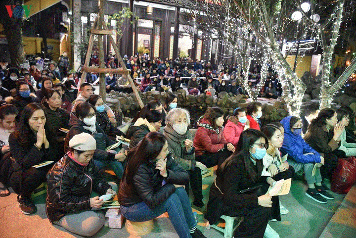 Cầu an đầu năm: Dân không ngồi lòng đường, đeo khẩu trang phòng corona - 7