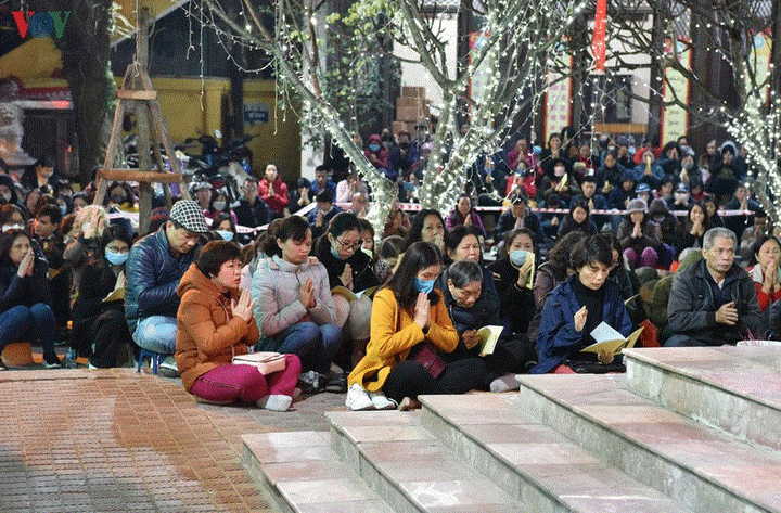 Cầu an đầu năm: Dân không ngồi lòng đường, đeo khẩu trang phòng corona - 8