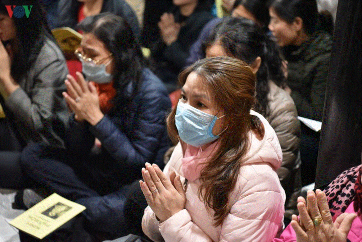 Cầu an đầu năm: Dân không ngồi lòng đường, đeo khẩu trang phòng corona - 9