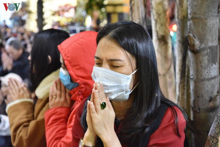 Cầu an đầu năm: Dân không ngồi lòng đường, đeo khẩu trang phòng corona - 10