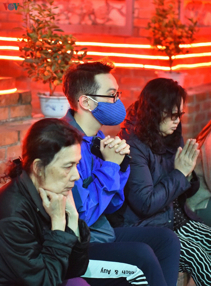 Cầu an đầu năm: Dân không ngồi lòng đường, đeo khẩu trang phòng corona - 11